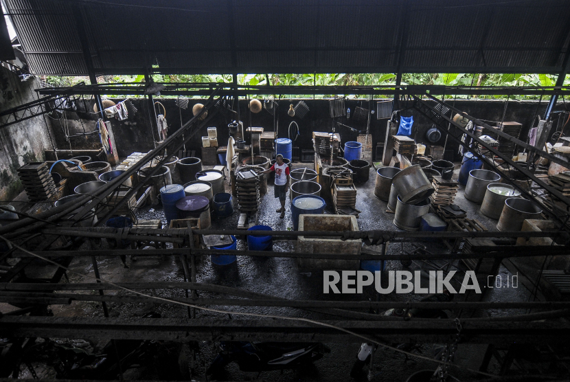 Pekerja merapikan peralatan produksi tahu saat berhenti beroperasi di kawasan Duren Tiga, Jakarta, Sabtu (2/1). Pusat Koperasi Produsen Tempe Tahu Indonesia (Puskopti) DKI Jakarta berencana mogok produksi dan berjualan mulai 21 hingga 23 Februari 2022.