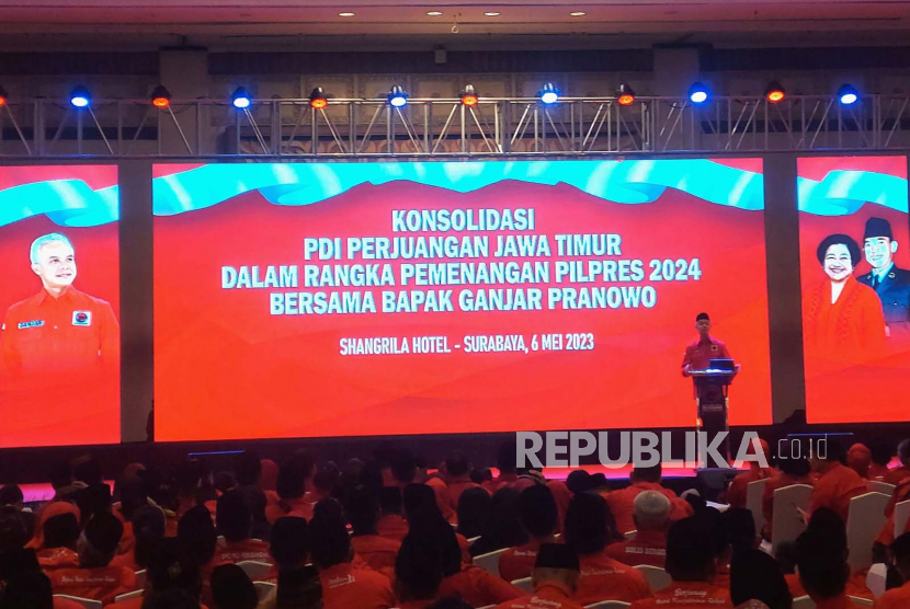 Bakal calon presiden yang diusung PDI Perjuangan, Ganjar Pranowo memberikan sambutan dalam acara konsolidasi akbar PDI-Perjuangan Jatim di Hotel Shangri La Surabaya, Sabtu (6/5/2023). 
