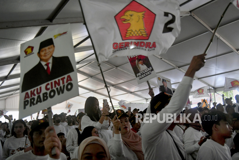 Sejumlah kader membawa poster dan mengibarkan bendera saat konsolidasi kader Partai Gerindra di Kota Bogor, Jawa Barat, Ahad (25/6/2023). Konsolidasi kader Partai Gerindra yang diikuti ribuan peserta dari wilayah Jabodetabek dan Jabar tersebut dalam rangka memperkuat soliditas untuk kemenangan Prabowo dalam Pemilihan Presiden 2024. 