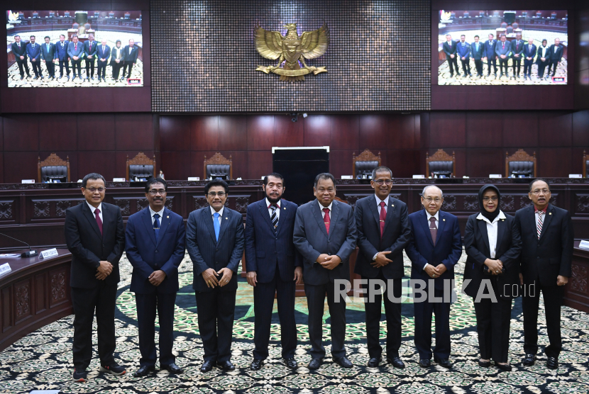 Ketua dan Wakil Ketua Mahkamah Konstitusi terpilih periode 2023-2028 Anwar Usman (keempat kiri) dan Saldi Isra (keempat kanan) berpose bersama sejumlah hakim konstitusi usai pemilihan di gedung MK, Jakarta, Rabu (15/3/2023). Anwar Usman dan Saldi Isra resmi terpilih sebagai Ketua dan Wakil Ketua Mahkamah Konstitusi periode 2023-2028 melalui mekanisme voting yang diikuti sembilan hakim konstitusi.  