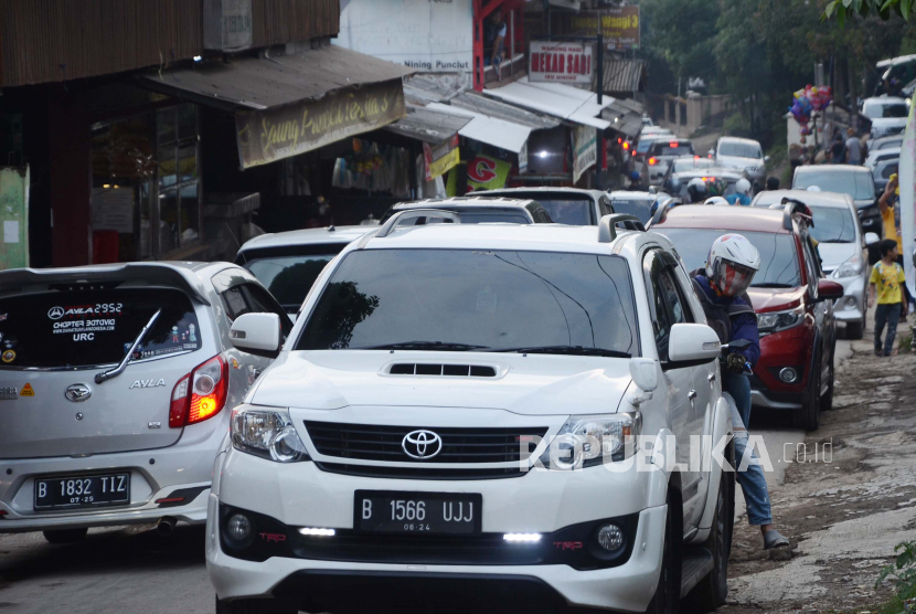 Kemacetan dua arah di jalur alternatif arah kawasan wisata Lembang dan Kota Bandung, di Jalan Punclut, Kecamatan Lembang, Kabupaten Bandung Barat, Kamis (29/10). Kemacetan lalu lintas, selain karena tingginya volume kendaraan juga disebabkan sempitnya jalan dan sejumlah tanjakan curam.