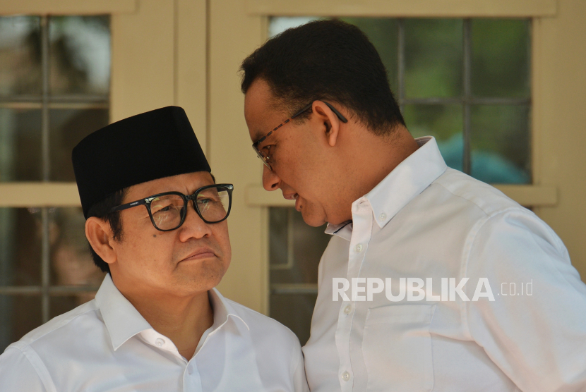 Pasangan capres dan cawapres nomor urut 1 Anies Baswedan (kanan) dan Muhaimin Iskandar (kiri) di dampingi Kapten Timnas AMIN Muhammad Syaugi Alaydrus dan Ketua Tim Hukum Timnas AMIN Ari Yusuf Amir saat menyampaikan keterangan pers di Rumah Pemenangan AMIN Jalan Pangeran Diponegoro, Menteng, Jakarta Pusat, Kamis (21/3/2024).  Dalam konferensi pers tersebut tim hukum Timnas AMIN resmi mendaftarkan permohonan perselisihan hasil Pemilu (PHPU) 2024 ke Mahkamah Konstitusi (MK)  pada hari ini Kamis (21/3) pukul. Mereka Menilai proses Pemilu 2024 kali ini terjadi banyak permasalahan mulai dari aspek kebijakan hingga aspek eksekusi, dengan alasan tersebut, tim hukum Timnas AMIN mendaftarkan gugatan PHPU 2024 ke MK.