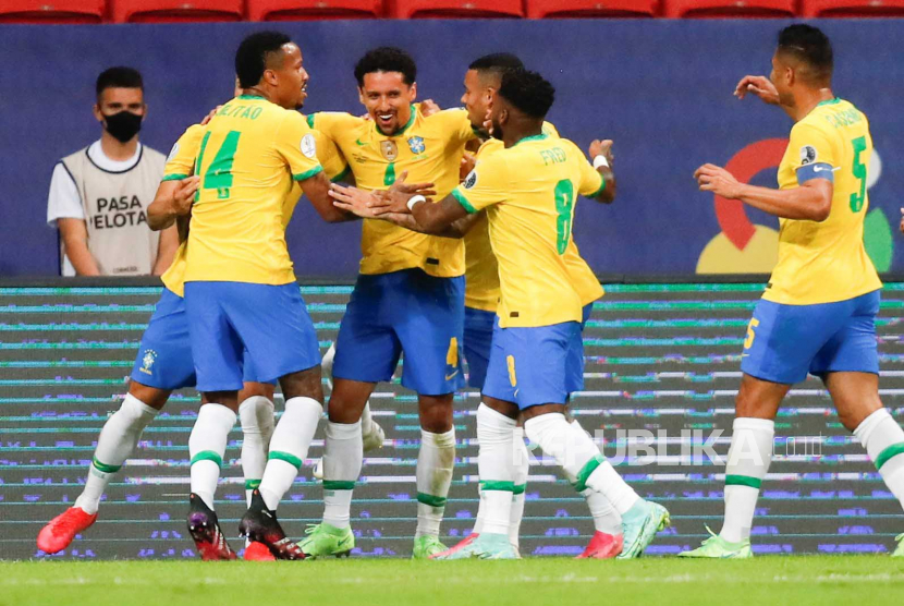 Pera pemain timnas Brasil saat sedang merayakan gol.
