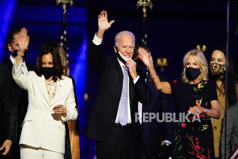  Presiden terpilih Amerika Serikat (AS) Joe Biden bersama Wakil Presiden terpilih Amerika Serikat (AS) Kamala Harris (kiri) saat menyampaikan pidato pertamanya setelah dinyatakan menang dalam pemilihan pada Sabtu (7/11) waktu setempat.