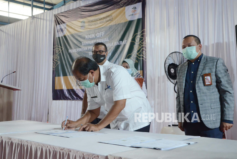 Kepala Dinas Indag Jawa Barat Mohamad Arifin Soedjayana (kiri) menandatangani kerjasama dengan sejumlah perusahaan. (Ilustrasi)