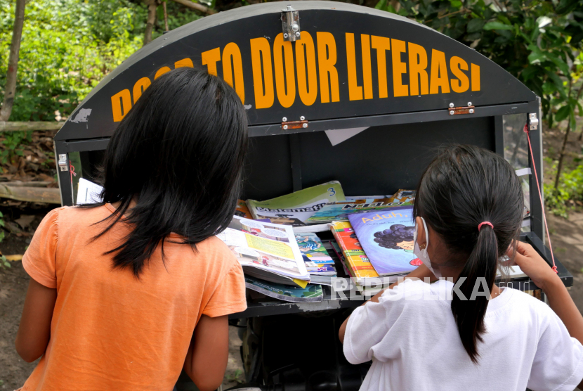 Anak-anak meminjam buku dari perpustakaan keliling. Sejumlah 268.756 anak usia sekolah terpapar Covid-19 per 29 Juni 2021.
