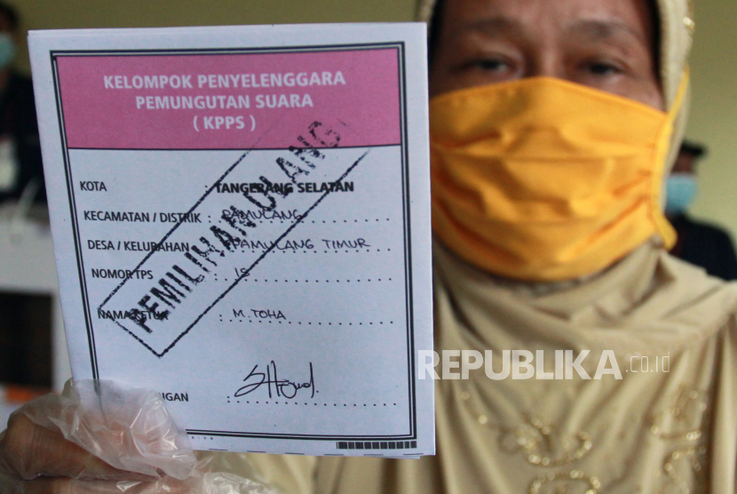 Seorang pemilih menunjukan surat suara pemilihan suara ulang (PSU) Kota Tangerang Selatan di TPS 15 Pamulang Timur, Pamulang, Tangerang Selatan, Banten, Ahad (13/12/2020). 