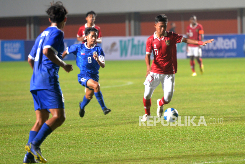 Penyerang Timnas Indonesia U16 Muhammad Nabil menembak bola ke gawang Filipina saat pertandingan penyisihan grup A AFF U16 2022 di Stadion Maguwoharjo, Sleman, Yogyakarta, Ahad (31/7/2022). Pada babak pertama Indonesia unggul 2-0 atas Filipina.