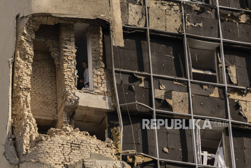 Puing-puing drone jatuh di pusat distrik Solomianskyi dan sebuah gedung non-pemukiman
