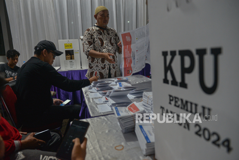 Anggota KPPS melakukan penghitungan surat suara yang berlangsung hingga malam hari  di Tempat Pemungutan Suara (TPS) 030 Duren Tiga, Jakarta Selatan, Rabu (14/2/2024). Penghitungan surat suara tersebut meliput jumlah surat suara pemilihan anggota DPR, DPD dan DPRD Provinsi dan DPRD Kota/Kabupaten.