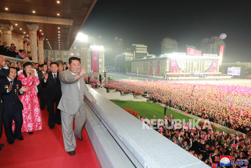 Sebuah foto yang dirilis oleh Kantor Berita Pusat Korea Utara (KCNA) resmi menunjukkan pemimpin Korea Utara Kim Jong Un (depan) melambai ke arah kerumunan selama parade militer di Lapangan Kim Il Sung di Pyongyang, Korea Utara, awal 09 September 2021. Dalam waktu 10 tahun sejak Kim Jong Un memimpin Korea Utara, jumlah pembelot turun.