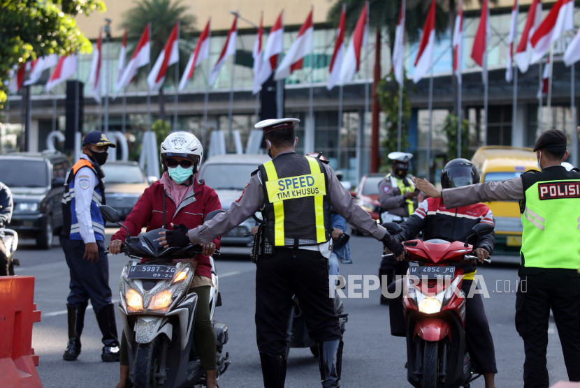Petugas meminta kendaraan untuk berputar balik karena tidak berkepentingan saat ingin memasuki Kota Surabaya di Bundaran Waru, Surabaya, Jawa Timur, beberapa waktu lalu.