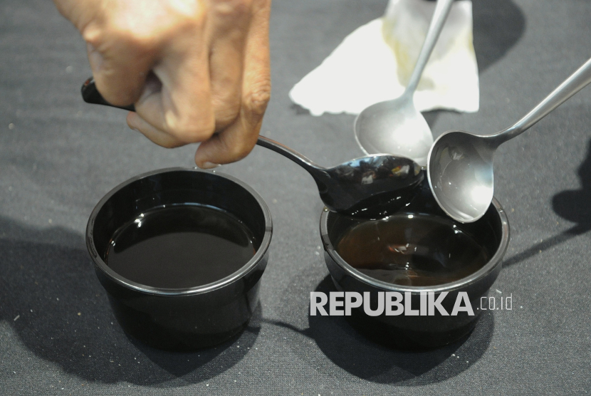 Dewan juri menilai kopi seduhan para finalis Indonesia Manual Brew Competition 2024 dalam acara Festival Republikopi di Gedung Sarinah, Jakarta, Sabtu (14/12/2024). Dalam acara Indonesia Manual Brew Competition 2024 yang digelar oleh Republika ini peserta asal  Bandung Dzikril Hakim berhasil meraih juara 1, peserta asal Cirebon Riko Rahman Putra meraih juara 2 dan Juara 3 diraih oleh Andrianto Prabowo asal Bandung.