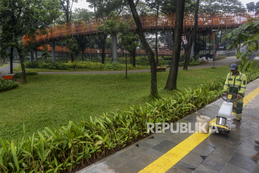 Pekerja melakukan perawatan fasilitas Tebet Eco Park di Tebet, Jakarta, Rabu (15/6/2022). 