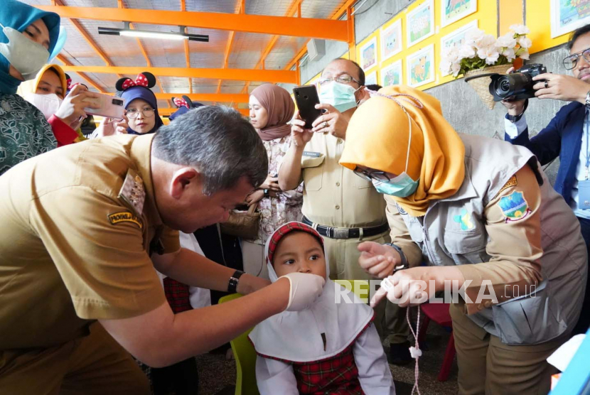 Bupati Garut Rudy Gunawan meneteskan vaksin polio kepada seorang anak saat pelaksanaan Sub-PIN Polio di Garut Islamic School Prima Insani, Kabupaten Garut, Jawa Barat, Senin (3/4/2023).