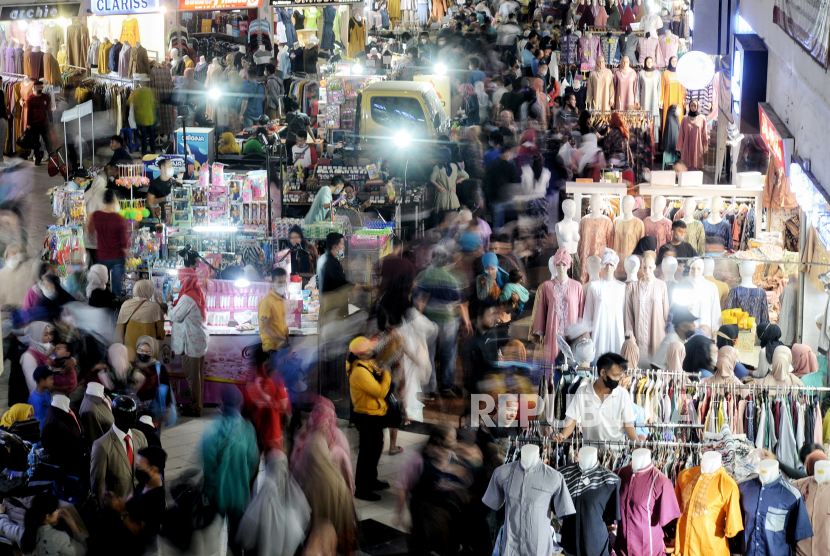 Pengunjung berbelanja di Pasar Tanah Abang, Jakarta, Sabtu (23/4/2022). Penurunan kasus Covid-19 yang bertepatan dengan Ramadhan dan Lebaran dinilai akan menguntungkan sektor ritel dan emiten.