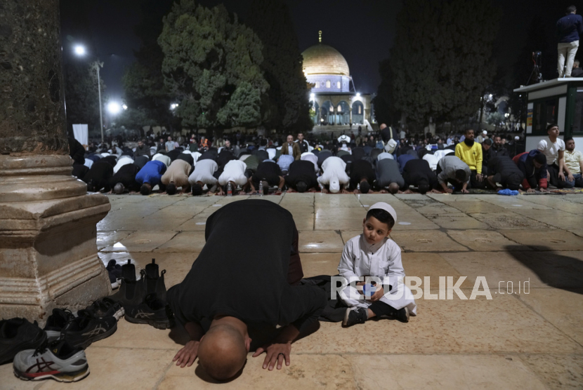 Jamaah Palestina melakukan sholat malam. Bacaan Niat dan Doa Setelah Sholat Tahajud