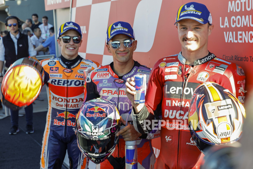 Pembalap MotoGP Jorge Martin (tengah), Marc Marquez (kiri) dan Jack Miller. Marquez dan Miller berpeluang jadi rekan satu tim di KTM. 