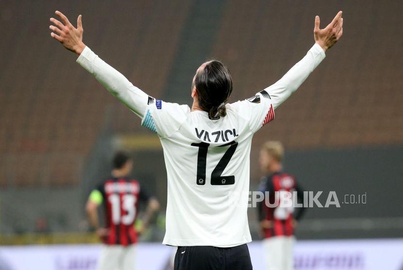 Pemain Lille Yusuf Yazici merayakan setelah mencetak keunggulan 1-0 dari titik penalti selama pertandingan sepak bola grup H Liga Eropa UEFA antara AC Milan dan Lille OSC di stadion Giuseppe Meazza di Milan, Italia, 05 November 2020.