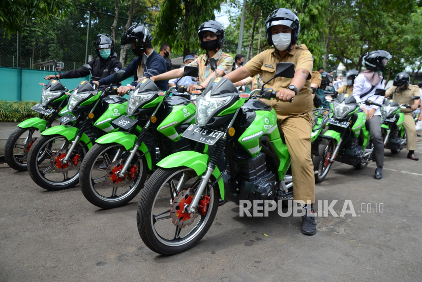 Uji coba motor listrik saat peringatan Hari Listrik Nasional Tingkat Provinsi Jawa Barat, di Parkir Timur Gedung Sate, Kota Bandung, Senin (2/11).  ilustrasi
