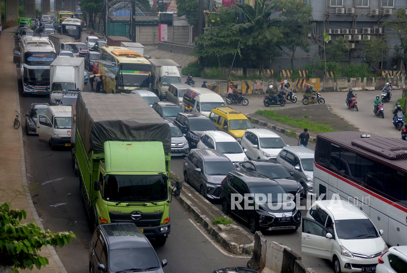 Sejumlah kendaraan terjebak kemacetan di Kalimalang, Bekasi, Jawa Barat, Sabtu (7/5/2022). Ruas jalan arteri Kalimalang arah Bekasi terpantau mengalami kemacetan berkilo-kilometer imbas dari diberlakukannya sistem satu jalur (one way) di Tol Jakarta-Cikampek pada arus balik lebaran 2022Prayogi/Republika