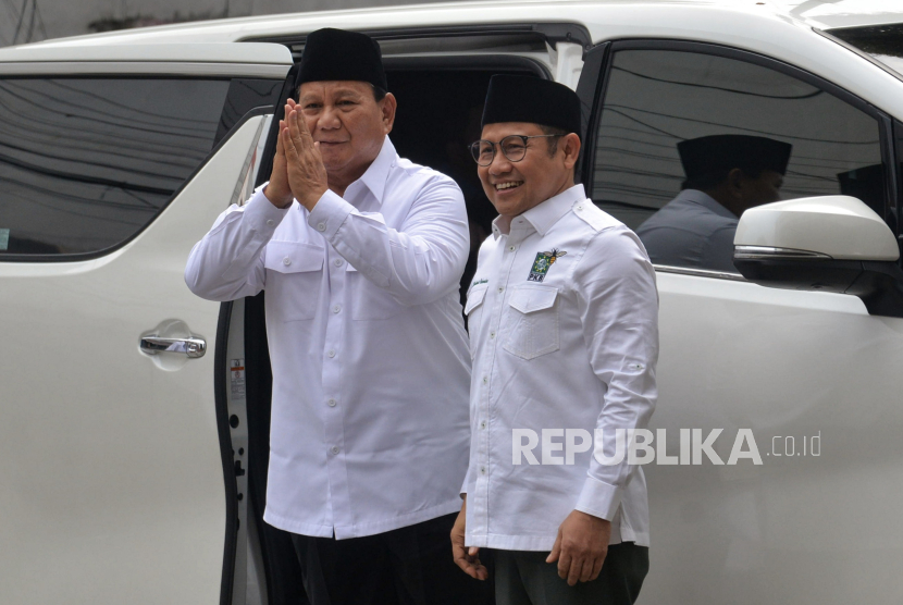 Ketua Umum PKB Muhaimin Iskandar menyambut Presiden terpilih periode 2024-2029 sekaligus Ketua Umum Partai Gerindra Prabowo Subianto sebelum melakukan pertemuan di Kantor DPP PKB, Jakarta, Rabu (24/4/2024). Pertemuan tersebut merupakan bentuk silahturahmi Prabowo usai ditetapkannya oleh KPU sebagai presiden terpilih periode 2024-2029.