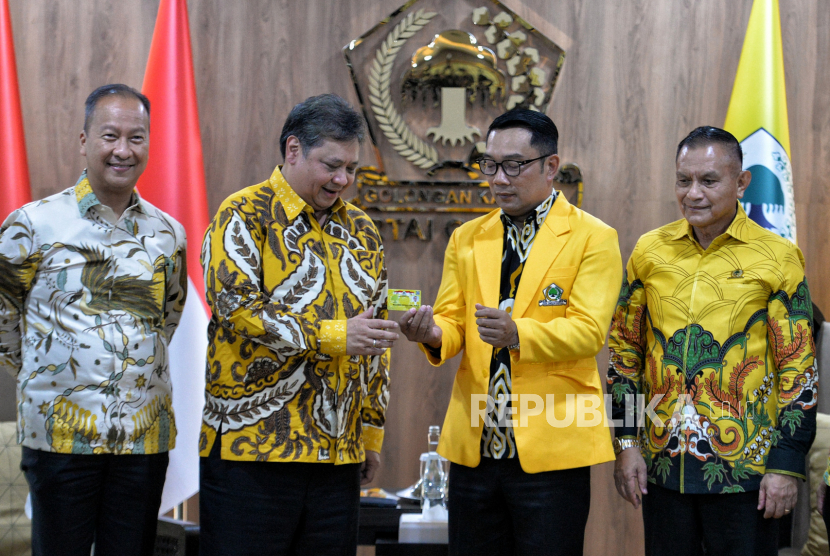 Ketua Umum Partai Golkar, Airlangga Hartarto (kedua kiri) menyerahkan kartu tanda anggota (KTA) kepada Gubernur Jawa Barat Ridwan Kamil (kedua kanan) saat melakukan pertemuan politik di kantor DPP Partai Golkar, Jakarta Barat, Rabu (18/1/2023). Ridwan Kamil atau Kang Emil resmi bergabung dengan Partai Golkar setelah Ketua Umum Airlangga Hartarto menyerahkan kartu tanda anggota (KTA) dan jas warna kuning Partai Golkar.