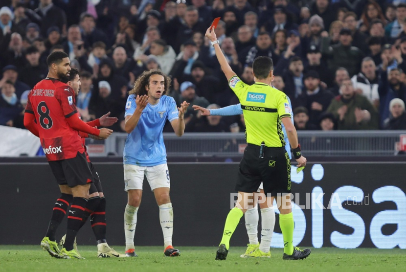 Wasit Marco Di Bello memberikan kartu merah kepada pemain Lazio, Matteo Guendouzi.