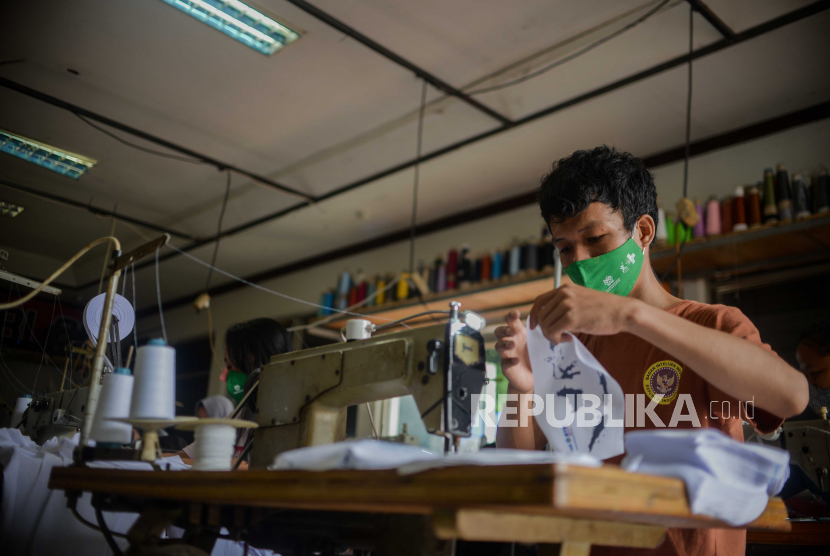 Pekerja menyelesaikan pembuatan masker di industri konveksi Rumah Kita Production di kawasan Tanjung Barat, Jakarta, Kamis (5/11). Asosiasi Pengusaha Industri Kecil Menengah Indonesia (APIKMI) meminta pemerintah untuk menerbitkan kebijakan safeguards impor barang jadi garmen.