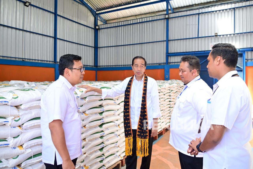 Presiden Joko Widodo (Jokowi) membagikan bantuan pangan cadangan beras pemerintah (CBP) kepada sejumlah keluarga penerima manfaat (KPM) di Kompleks Pergudangan Danga, Kabupaten Nagekeo, Nusa Tenggara Timur (NTT), Selasa (5/12/2023). 