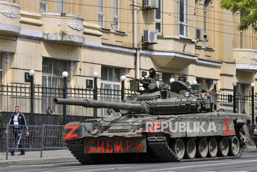 Prajurit dari perusahaan militer swasta (PMC) Grup Wagner mengendarai tank bertuliskan Siberia di sebuah jalan di pusat kota Rostov-on-Don, Rusia selatan, 24 Juni 2023. 