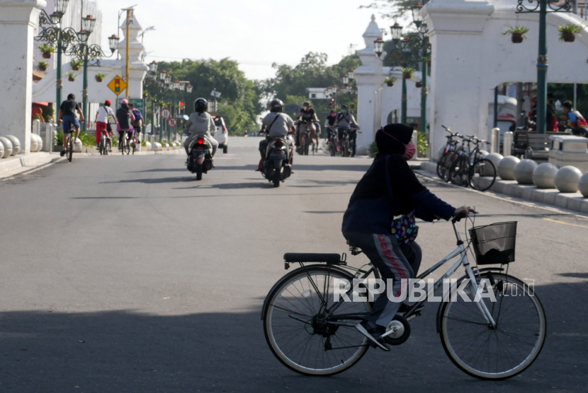 Warga bersepeda di kawasan Malioboro Yogyakarta, Ahad (21/6). Akhir-akhir ini olahraga bersepeda menjadi hal yang paling digemari saat pandemi Covid19