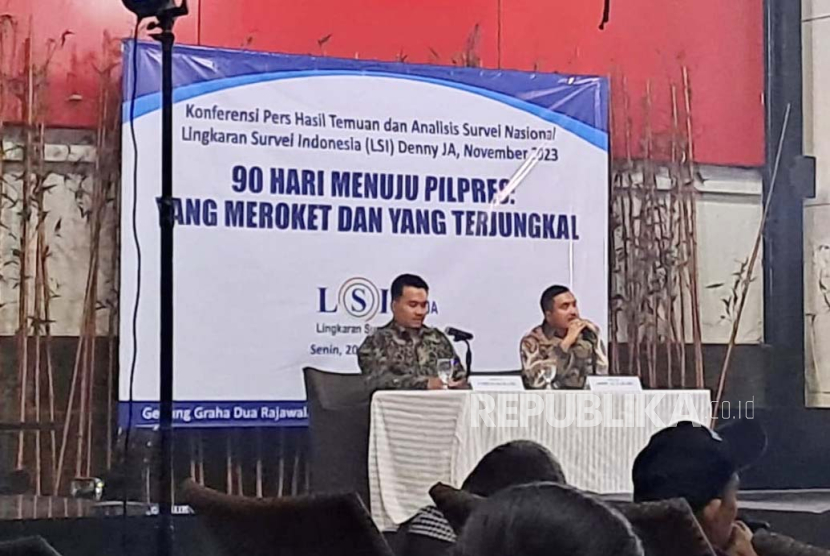 LSI Denny JA rilis survei terbaru bertajuk '90 Hari Menuju Pilpres: yang Meroket dan yang Terjungkal' di Kantor LSI Denny JA, Jakarta Timur, Senin (20/11/2023). 