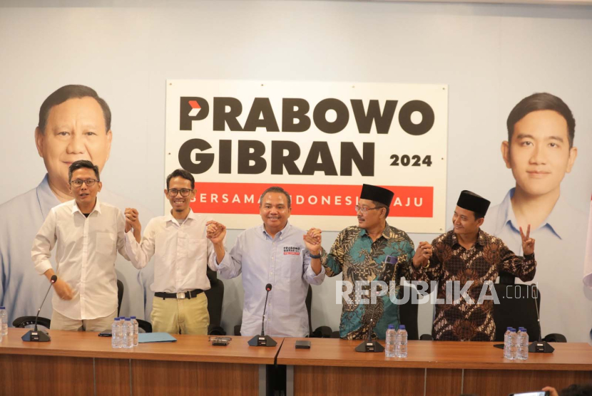 Pimpinan kelompok relawan Turun Tangan dan relawan Sahabat Ganjar Pranowo saat konferensi pers pengalihan dukungan kepada Prabowo-Gibran di Media Center TKN Prabowo-Gibran, Jakarta Selatan, Jumat (12/1/2024). 