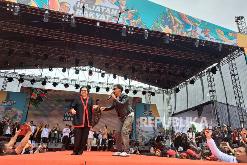 Kaka Slank mengajak Ketua Umum PDI Perjuangan Megawati Soekarnoputr berjoget. Dalam acara Hajatan Rakyat, Kaka Slank mengajak Ketum PDIP Megawati joget di panggung