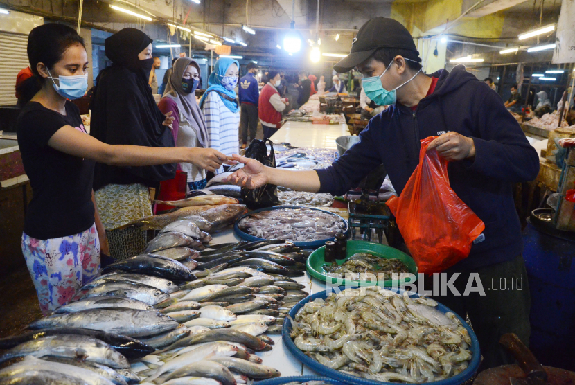 Produk ikan (ilustrasi). Kementerian Kelautan dan Perikanan (KKP) membagikan 1,5 ton ikan beku dan ratusan paket produk olahan ikan untuk para pekerja dan warga yang bermukim di sekitaran kantor KKP. 