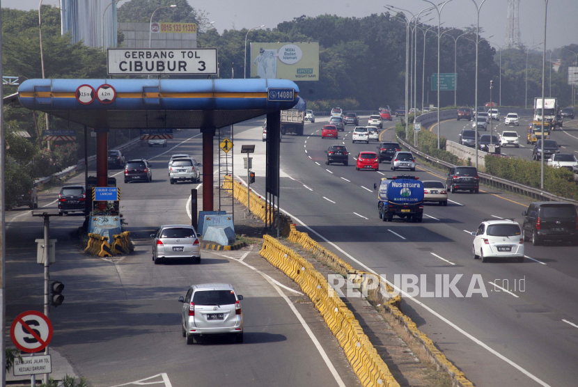 Sejumlah kendaraan melintas di ruas jalan tol Jagorawi, Cibubur, Jakarta Timur, Ahad (19/7/2020). Kementerian Pekerjaan Umum dan Perumahan Rakyat (PUPR) berencana menerapkan teknologi transaksi pembayaran tol non-tunai tanpa sentuh (nir-sentuh) atau multi-lane free flow (MLFF), untuk mengurangi kepadatan di gardu pembayaran jalan tol. ANTARA FOTO/Yulius Satria Wijaya/foc.