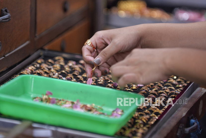 Karyawan melayani jual beli emas perhiasan di sebuah toko emas di Pasar Kebayoran, Jakarta, Rabu (17/4/2024). 