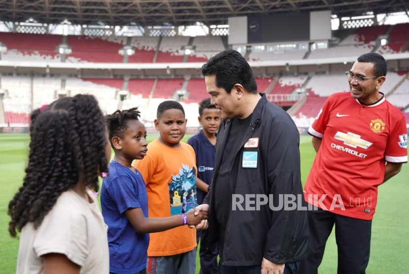 Ketua PSSI Erick Thohir (tengah) berbincang dengan para Player Escort saat sedang mengecek kesiapan penyelenggaran FIFA Matchday Stadion GBK, Jakarta, Ahad (18/6/2023). 