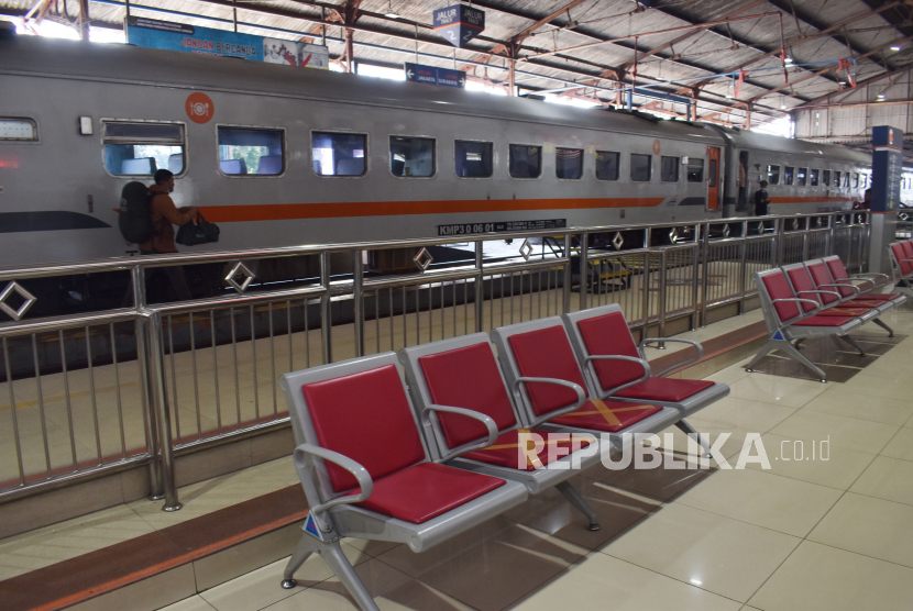 Suasana di luar Kereta Api (KA) maupun di dalam KA terpantau deretan kursi nyaris tanpa penumpang di Stasiun KA Madiun, (ilustrasi).