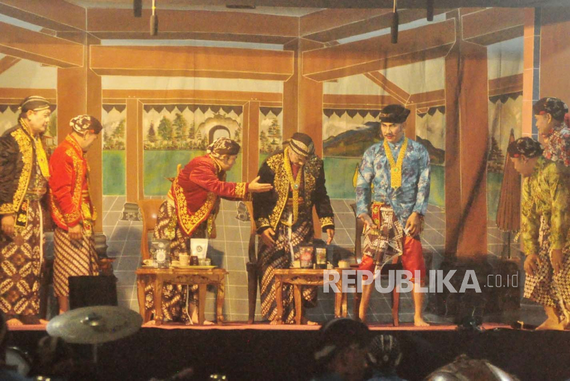 Bupati Semarang bersama jajaran Forkopimda dan kepala OPD memainkan peran dalam pagelaran seni ketoprak dengan lakon Sumilaking Pedut Ing Kadipaten Pandan Arum, di Kabupaten Semarang.