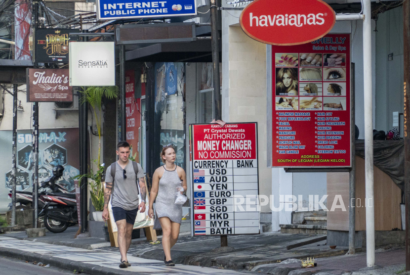  Turis berjalan di area perbelanjaan di Kuta, Bali, 07 Juni 2022. Pemerintah Indonesia telah memperpanjang jumlah negara yang memenuhi syarat untuk visa pada saat kedatangan menjadi 72, dalam upaya untuk meningkatkan industri pariwisata setelah penguncian Covid-19.