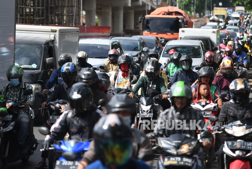 Sejumlah kendaraan terjebak kemacetan di Jalan Raya Pasar Minggu, Jakarta, Rabu (8/4/2020). Pemprov DKI Jakarta telah menetapkan masa sosialisasi penerapan aturan Pembatasan Sosial Berskala Besar (PSBB) selama dua hari yaitu 8-9 April 2020 sebelum menerapkan kebijakan tersebut secara penuh pada 10 April 2020