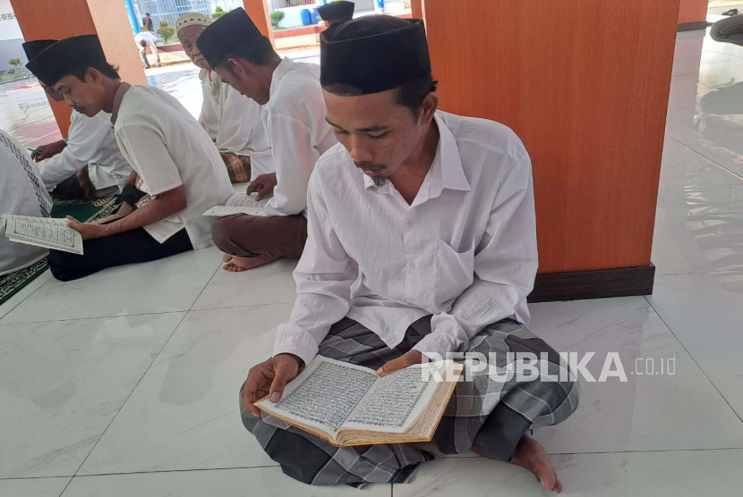 Sutrisno (33), seorang warga binaan Lapas Indramayu, telah dua kali khatam Alquran dalam sepekan, dalam kegiatan Pesantren Ramadhan di Lapas Indramayu, Kamis (30/3/2023). 