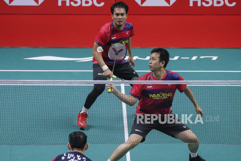 Mohammad Ahsan (atas) dan Hendra Setiawan dari Indonesia beraksi melawan China Liu Yu Chen dan Ou Xuan Yi selama pertandingan final ganda putra di HSBC BWF World Tour Finals 2022 di Bangkok, Thailand, 11 Desember 2022.
