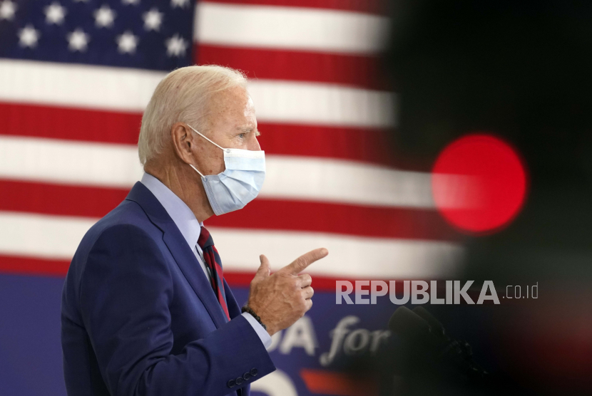  Calon presiden dari Partai Demokrat, mantan Wakil Presiden Joe Biden berbicara di Jose Marti Gym, Senin, 5 Oktober 2020, di Miami. 