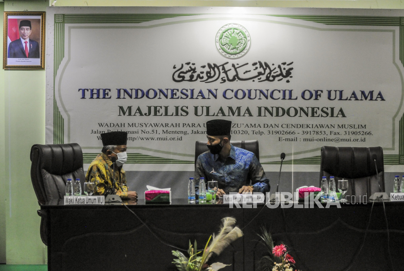 Ketua Umum Partai Demokrat Agus Harimurti Yudhoyono (kanan) bersama Wakil Ketua Umum MUI KH Muhyiddin Junaidi (kiri) berbincang sebelum menggelar pertemuan di kantor MUI, Jakarta, Selasa (14/7). Pertemuan itu sebagai ajang silaturahim antara Partai Demokrat dengan MUI. 