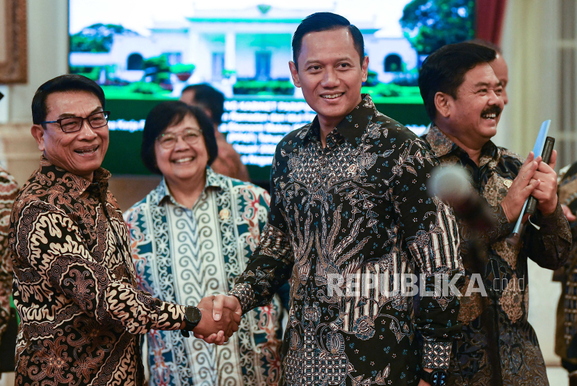 Menteri ATR/Kepala BPN Agus Harimurti Yudhoyono (kedua kanan) berjabat tangan dengan Kepala Staf Kepresidenan Moeldoko (kiri) disaksikan Menteri LHK Siti Nurbaya (kedua kiri) dan Menkopolhukam Hadi Tjahjanto jelang Sidang Kabinet Paripurna di Istana Negara, Jakarta, Senin (26/2/2024). Untuk pertama kalinya Ketua Umum Partai Demokrat Agus Harimurti Yudhoyono menghadiri Sidang Kabinet Paripurna yang dipimpin Presiden Joko Widodo setelah dirinya dilantik sebagai Menteri ATR/Kepala BPN