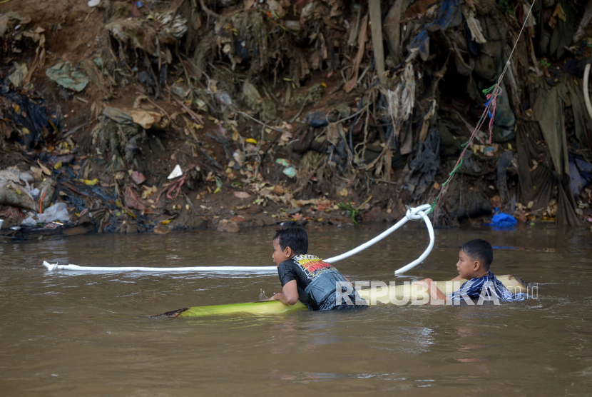 Anak-anak beraktivitas di bantaran sungai Ciliwung. (Ilustrasi)