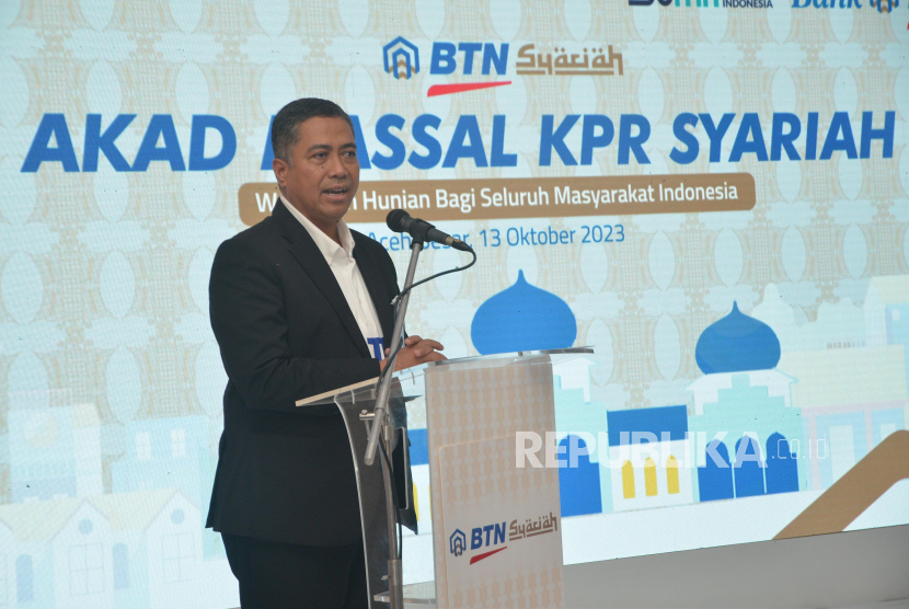 Direktur Consumer Bank BTN Hirwandi Gafar memberikan sambutan acara Akad Massal KPR Syariah Serentak di Perumahan Hadrah Land, Kabupaten Aceh Besar, Provinsi Aceh, Jumat (13/10/2023). 